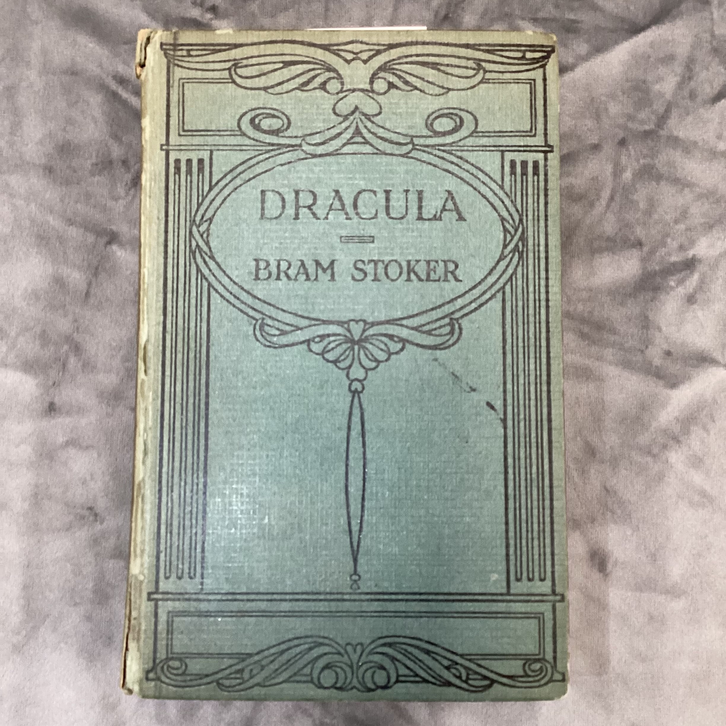 The cover of the book Dracula by Bram Stoker